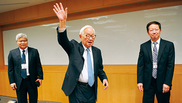 ▲▼宣布交棒這一天，心情極佳的張忠謀在記者會結束時，揮手跟在場的媒體說再見。（圖／商業周刊／攝影程思迪）