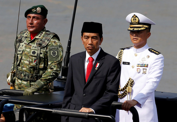 ▲▼印尼總統佐科威（Joko Widodo）10月5日要參加印尼國軍建軍72周年閱兵典禮，不料座車因塞車，在車陣中動彈不得，他只好下車步行2公里前往閱兵典禮現場。。（圖／路透社）
