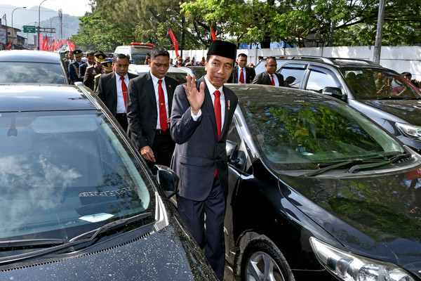 ▲▼印尼總統佐科威（Joko Widodo）10月5日要參加印尼國軍建軍72周年閱兵典禮，不料座車在車陣中動彈不得，他只好下車步行2公里前往閱兵典禮現場。（圖／路透社）