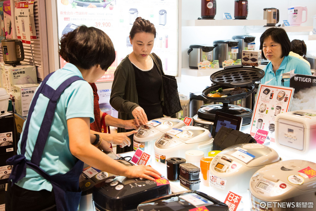 ▲▼新光三越南西店周年慶開跑,民眾購買居家小家電。（圖／記者季相儒攝）