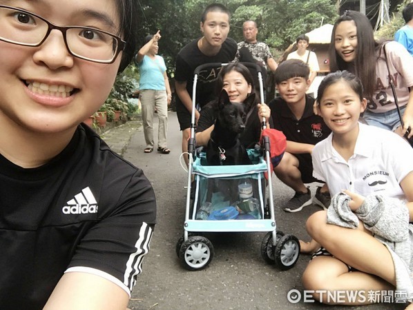 農曆7月都過了QQ 拍照只剩嘴巴眼睛　媽笑壞：黑狗的悲哀（圖／網友紋趙授權提供）