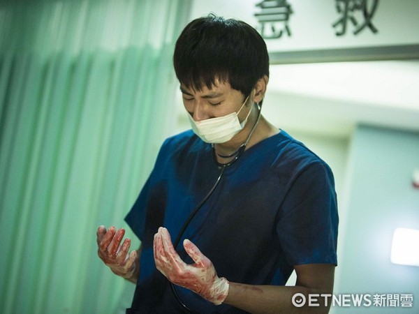 ▲熊崽（李國毅飾），是不願放棄任何病人的外科醫師卻遇「死亡之手」挫折。（圖／公視）
