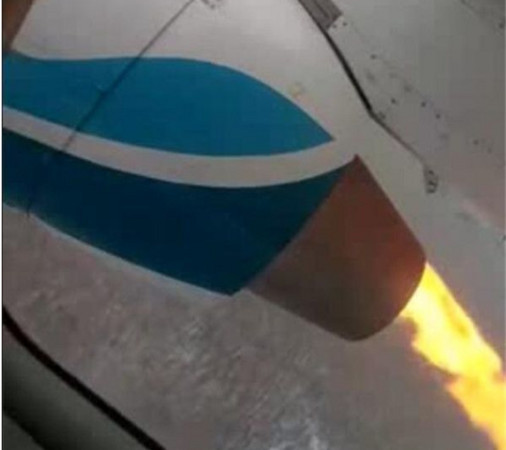 ▲俄羅斯一架飛機起火。（圖／翻攝自youtube）