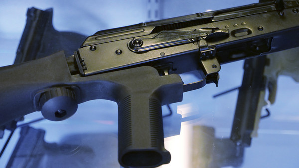 賭城槍手在步槍上加裝能加速射擊的「撞火槍托」(bump stocks)裝置，讓半自動手槍升級成能連續射擊的全自動武器。（圖／達志影像／美聯社）