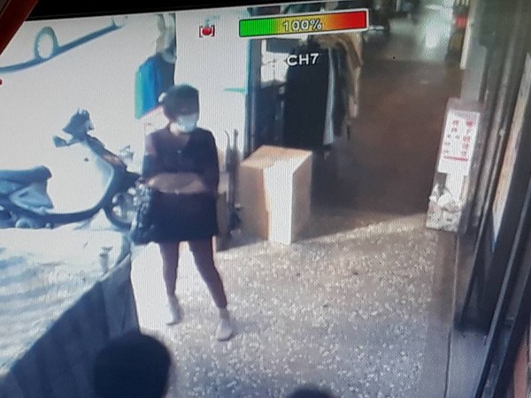 ▲▼口罩婦人疑竊捷運站附近商家。（圖／翻攝自臉書細說淡水）