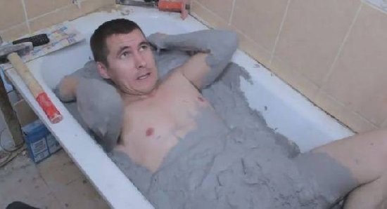 俄羅斯、水泥、浴缸、水泥浴（圖／aboluowang）