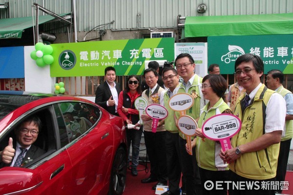 ▲台南市代理市長李孟諺親自體驗電動車輛充電設備。（圖／記者林悅攝）