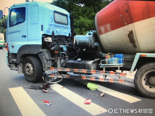 ▲▼新莊混泥土預拌車右轉撞腳踏車婦。（圖／記者陳豐德翻攝）