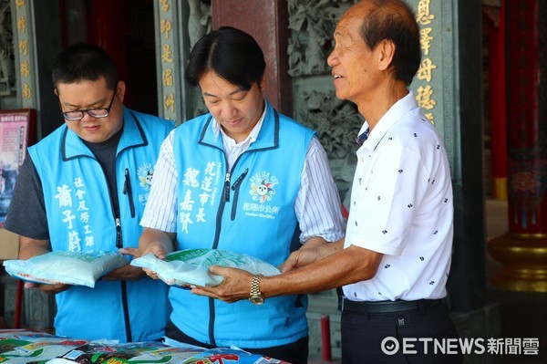 花蓮港天宮董事長賴榮文與董事謝富雄兩人自掏腰包購置普度白米，其中400包總重達1200公斤的白米轉贈給花蓮市各社福機構、市長魏嘉賢回贈感謝狀肯定。（圖／花蓮市公所提供）