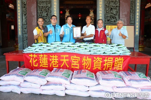 花蓮港天宮董事長賴榮文與董事謝富雄兩人自掏腰包購置普度白米，其中400包總重達1200公斤的白米轉贈給花蓮市各社福機構、市長魏嘉賢回贈感謝狀肯定。（圖／花蓮市公所提供）