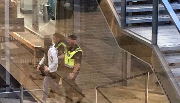 ▲監視器畫面顯示，一名穿白色外套的男子被瑞典警方帶走。（圖／翻攝自網路）  