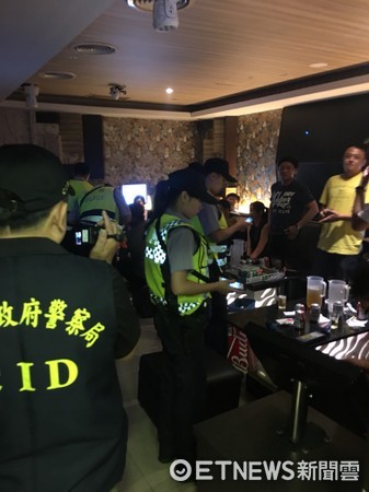 ▲台南市警二分局動員警力針對治安熱點地區及特種場所密集處所，執行臨檢。（圖／警方提供）