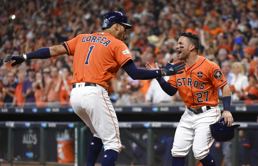 ▲柯瑞亞（carlos correa）兩分砲，與奧圖維（jose altuve）本壘板慶祝。（圖／達志影像／美聯社）