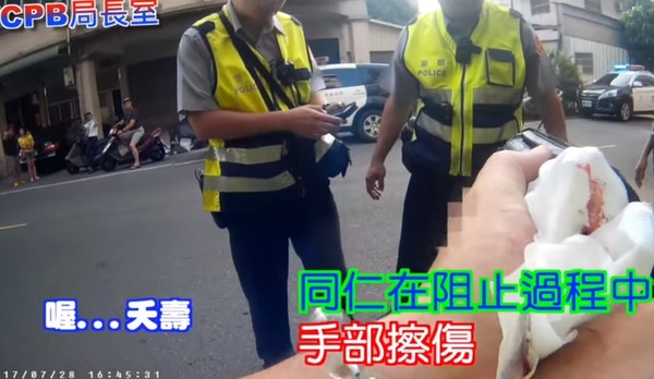 ▲▼「要趕回醫院！」假救護員衝撞警壓制淚崩　網笑：前幾集有人用過了喔（圖／翻攝自「TCPB 局長室」臉書，下同）