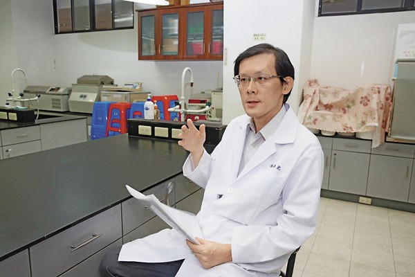 台北醫學大學教授施純光表示，吃下含有瘦肉精的肉品雖不會立即致命，長期仍對人體有害。