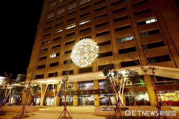 ▲▼台電今晚響應白晝之夜活動，會將用回收路燈製成的公共藝術作品「日光域」，打出「Nuit Blanche」活動名稱。(台電提供)
