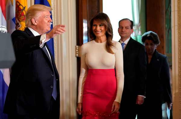 ▲▼美國第一夫人梅蘭妮亞（Melania Trump）穿著白色超貼身上衣，露出傲人渾圓雙乳。（圖／路透社）