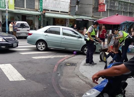 ▲▼少年偷開阿嬤車撞傷騎士後又再撞上消防栓。（圖／翻攝自我是新莊人）