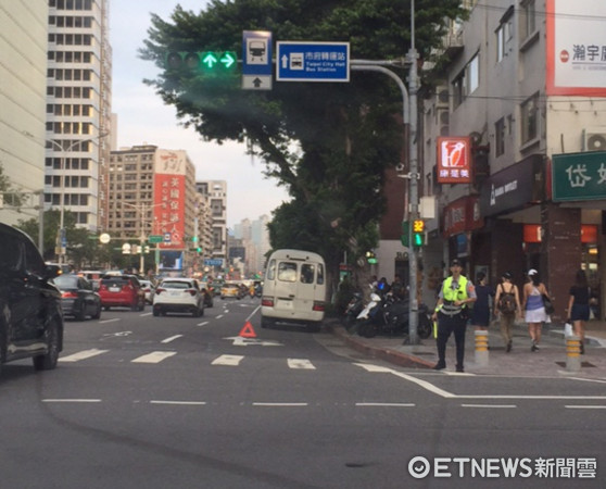 ▲國慶連假北市各景點、百貨將湧車潮，警：加強取締違規車。（圖／記者柳名耕翻攝）