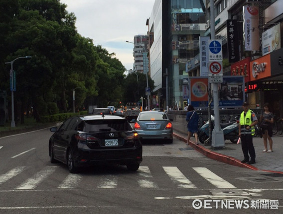 ▲國慶連假北市各景點、百貨將湧車潮，警：加強取締違規車。（圖／記者柳名耕翻攝）