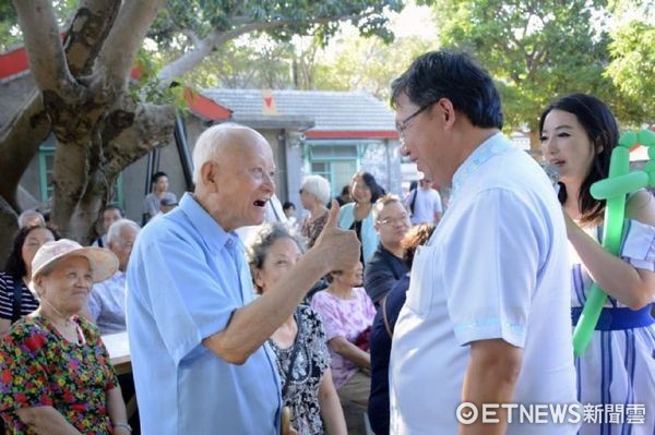 ▲馬祖新村系列活動中，６０年前住戶返巢重溫舊夢。（圖／桃園市政府提供）