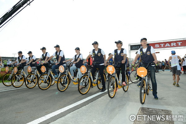 ▲8刑警騎Obike帥氣前導反毒路跑，刑事局長鳴槍。（圖／記者柳名耕翻攝）