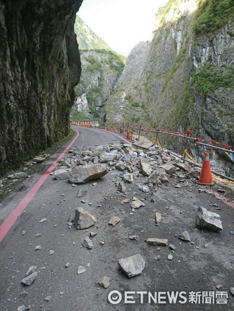 太魯閣國家公園燕子口步道，發現有落石現象，為了維護遊客安全，緊急暫時封閉燕子口步道，並於10月8日起提前進行刷坡工程。（圖太管處提供）