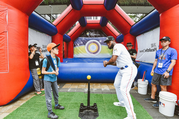 ▲2017 mlb park棒球樂園，歐祖納（Marcell Ozuna）、王維中。（圖／大漢行銷提供）