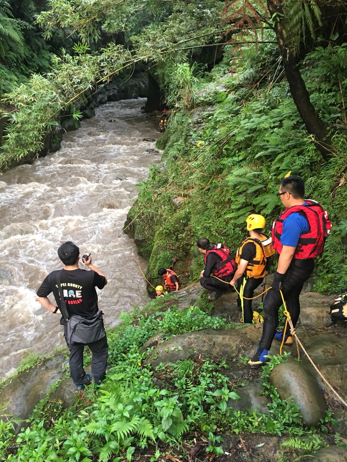 ▲▼民眾於蚯蚓坑烤肉戲水，因溪水暴漲受困待援。（圖／記者陳豐德翻攝）