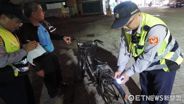 ▲台南市交警大隊購置「LED手環帶」及「腳踏車後座警示燈」，持續於交通安全宣導或勤務過程，配發予銀髮族及腳踏車族群及協助安裝。（圖／記者林悅翻攝）