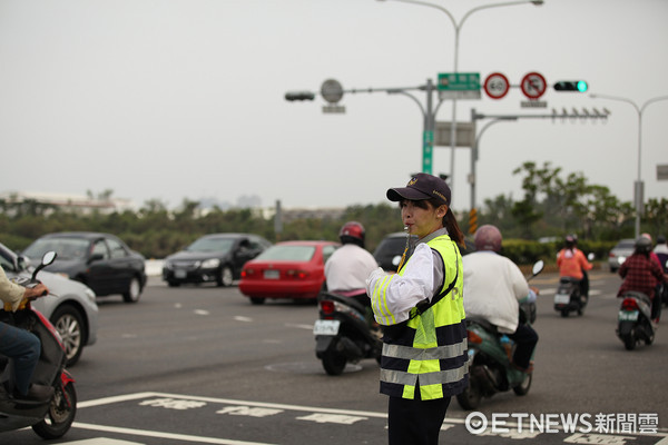 ▲台南市警四分局106年國慶日連續假期，安平商圈進行交通疏導，讓遊客順暢漫步享受古蹟風情。（圖／記者林悅翻攝）