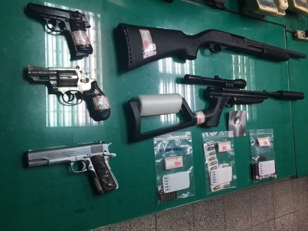 警方共查獲造手槍3枝、空氣長槍、仿製霰彈槍各1枝及各式子彈。（警方提供）