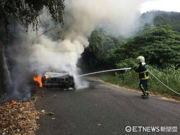 ▲▼台中北屯區老賓士車自燃。（圖／記者莊智勝翻攝）