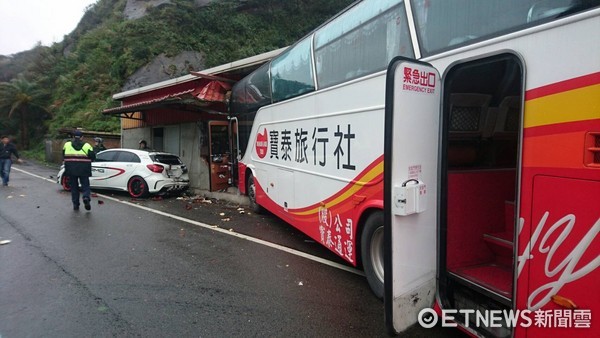 ▲新北市野柳風景區遊覽車衝撞海邊民宅，包括撞毀價值300多萬的賓士，司機心肌梗塞猝死。（圖／記者林煒傑翻攝）