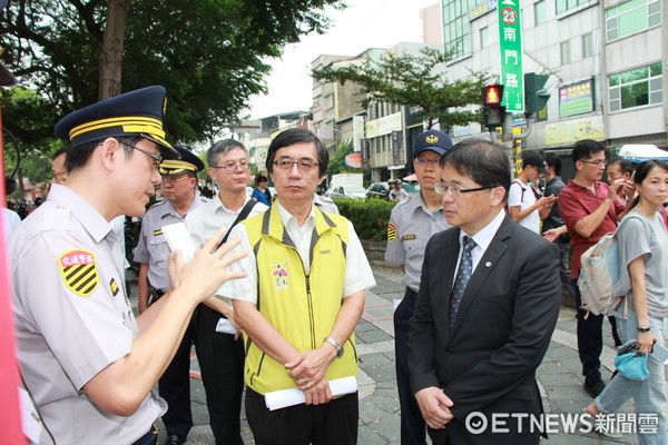 ▲台南市長李孟諺8日到市區各重要景點視察，並聽取交通局、警察局簡報台南市觀光熱點周邊整體疏運計畫，以掌握連假期間台南市即時的交通疏導情形。（圖／交通局提供）