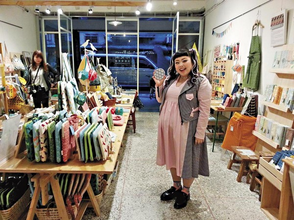日本藝人渡邊直美曾多次前往印花樂本店。圖為她2016年光臨時留影。（印花樂提供）