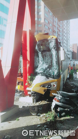 台南公車突失控自撞證券行　6乘客輕傷、司機重傷。（圖／記者林悅翻攝）
