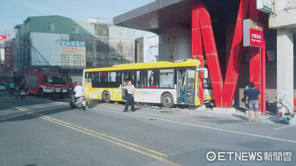台南公車突失控自撞證券行　6乘客輕傷、司機重傷。（圖／記者林悅翻攝）