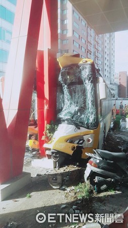 ▲肇事大台南公車車頭部分嚴重毀損。（圖／記者林悅翻攝）