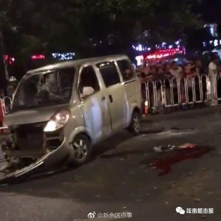 ▲他開車追撞別人　下一秒人卻被壓在「自己的車子」底下！。（圖／翻攝微博）