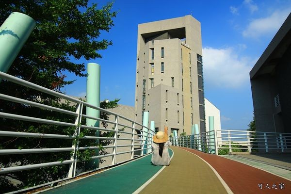 ▲嘉義新港藝術高中空中彩虹跑道。（圖／可人之家提供）