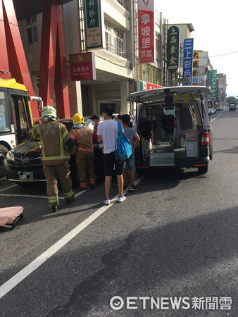 台南公車突失控自撞證券行　6乘客輕傷、司機重傷。（圖／記者林悅翻攝，下同）