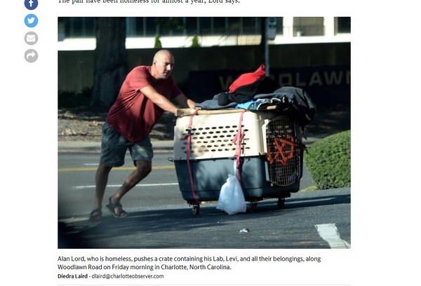 街友推運輸籠。（圖／翻攝自sunherald／ Diedra Laird dlaird@charlotteobserver.com）