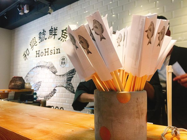把筷桶當成籤筒的概念，籤詩筷套讓客人用餐時樂趣大增。