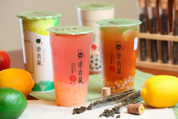 水果茶是康青龍茶飲品牌的招牌產品，圖左為粉紅佳人冰茶加椰果、右為清檸冬瓜芋圓。（50元／杯）