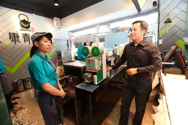 康青龍茶飲品牌營造濃濃文青風格，賴威光會親自巡店了解門市人員遇到的各種問題。