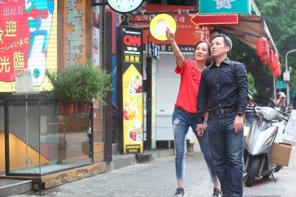 賴威光（右）與妻子蔡怡婷（左）當年在永康商圈散步，意外挖掘商機。