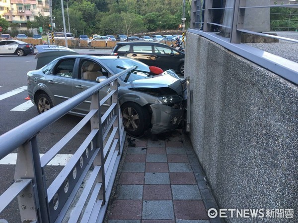 ▲▼台北市康寧路派出所，遭一輛轎車衝撞。銀色轎車直撞上派出所的行人緩衝道，巨大撞擊聲讓派出員警出衝所外查看。（圖／記者楊佩琪翻攝）