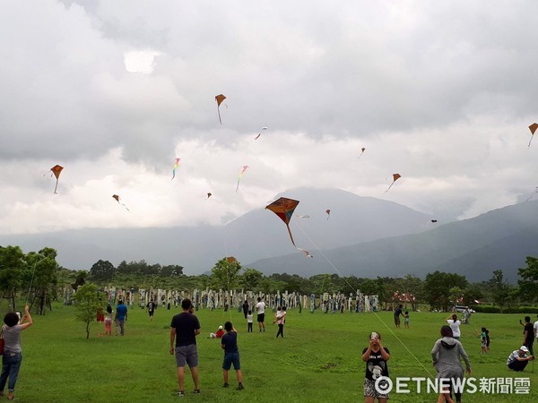 花蓮林區管理處在光復鄉大農大富平地森林園區舉辦第3屆風箏節，現場邀請風箏大師做專業放飛表演。（圖／花蓮林區管理處提供）