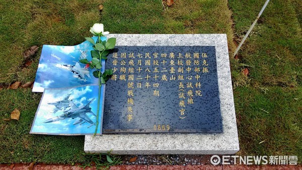 ▲東海大學附屬高中一年級學生王紹翔參與碧潭空軍公墓「插中華民國國旗」活動。（圖／王紹翔授權提供）